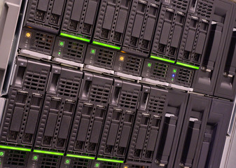 Blade Enclosure im Rechenzentrum - Bladecenter Netzwerk in einem Server-Rack 