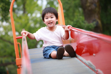 遊ぶ男の子