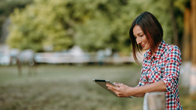Agronomist analyzing cereals with tablet