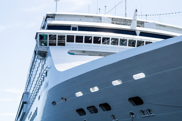 Naklejka premium the bow of a cruise