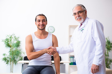 Obraz premium Young male patient visiting experienced doctor