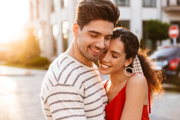 Naklejka premium Image closeup of happy caucasian couple smiling and hugging