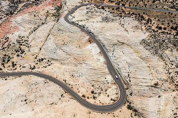 Strasse mit Kurven in der Wüste, Luftaufnahme - 303540420