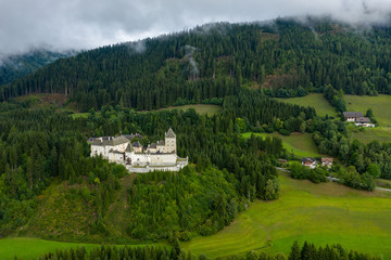 Schloss in Österreich, Luftaufnahme - 303541406