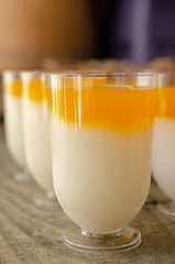 manjar de coco com calda de manga