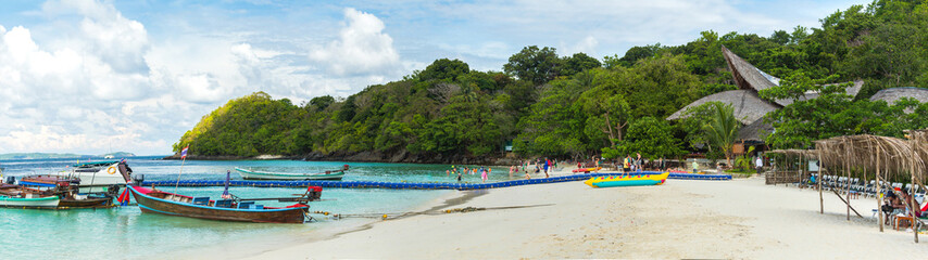 Fototapeta na wymiar Panorama of a paradise island in Thailand, white sand and clear water