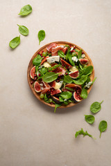 Fototapeta na wymiar Baby spinach salad with meat