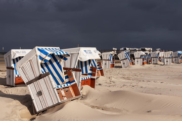 Strandkörbe auf Sanddünen und Sandverwehungen in Sankt Peter-Ording, Deutschland