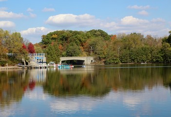 Fototapeta na wymiar A beautiful autumn view of the lake in the park.