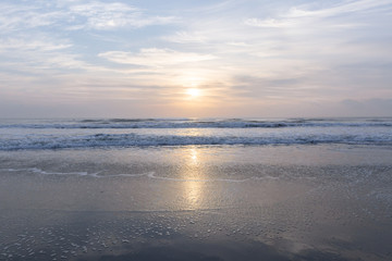 朝日の海
