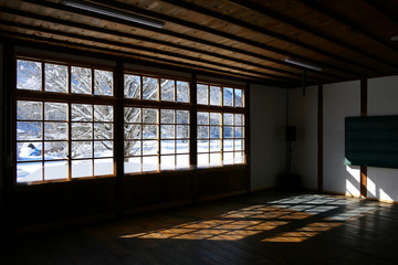 教室から見る雪の校庭。喰丸　昭和　福島　日本。１月下旬。