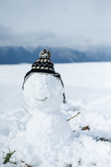 ニット帽をかぶった笑顔の雪だるま