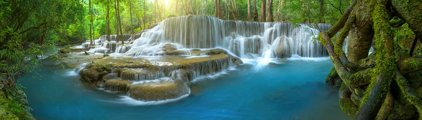 Fototapete Panoramischer schöner tiefer Waldwasserfall in Thailand © yotrakbutda