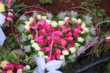 Herzförmiges Blumenkissen zur Beerdigung