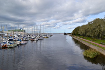 Obraz premium view of river and bridge