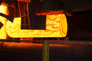 Glühendes Stahlrohr in einem Röhrenwerk