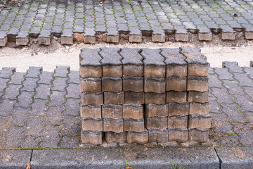 Die Steine auf dem Gehweg werden nach Bauarbeiten neu verlegt