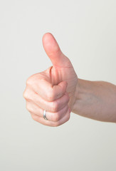 hand zeigt daumen hoch ok