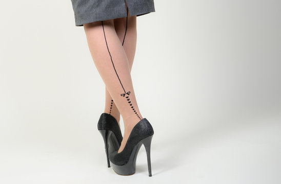 frau in strumpfhose mit naht