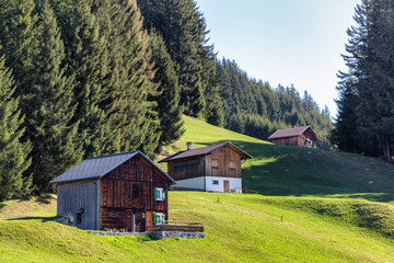 Fototapeta na wymiar Frühlingshafte Alpenlandschaft