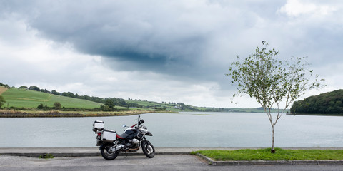 Motocicleta junto al lago