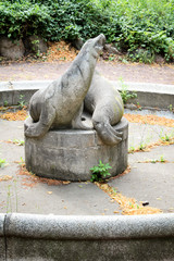 Fototapeta na wymiar ein alter defekter Springbrunnen mit zwei Seelöwen in der Mitte