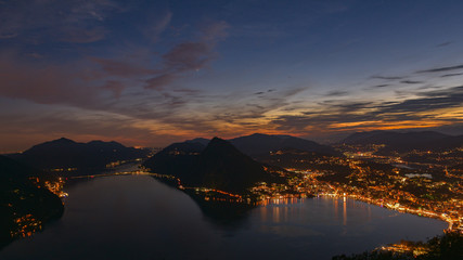 panoramica della città dall'alto di notte, con le luci accese 