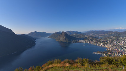 Fototapeta na wymiar paesaggio con favolosa vista lago dall'alto della montagna, con vista della città