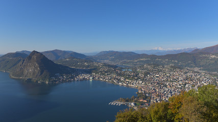 paesaggio con favolosa vista lago dall'alto della montagna, con vista della città