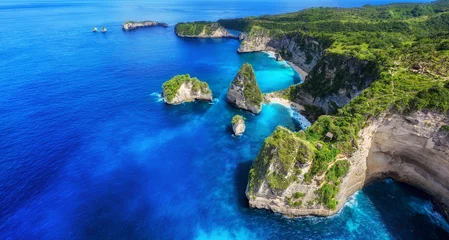 Poster Luchtfoto op zee en rotsen. Azuurblauwe waterachtergrond van bovenaanzicht. Panoramisch zeegezicht. Kelingkingstrand, Nusa Penida, Bali, Indonesië. Reizen Azië - afbeelding © biletskiyevgeniy.com