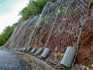Net wire for decreasing the risk and preventing the damage of rocks falling on the road and causing accident