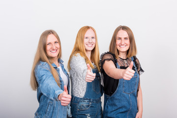 Obraz premium Junge Frauen posieren für lustige Studiofotos