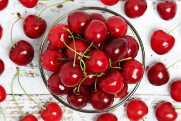 Obraz na płótnie Canvas A small glass bowl with ripe fresh cherry
