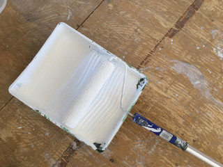 Roller and tray to paint with white color