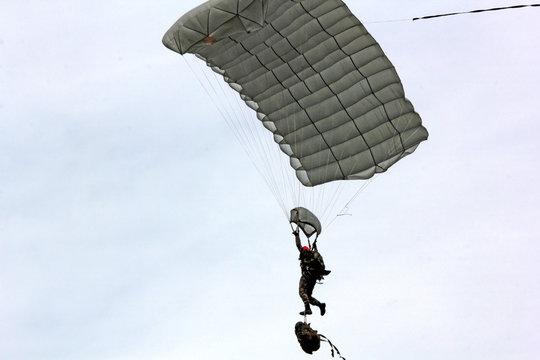 un parachutiste