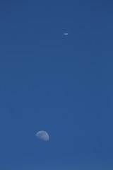 Naklejka na ściany i meble Flugzeug fliegt am Mond vorbei
