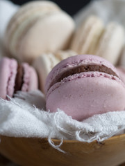 macarons rosa relleno chocolate primer plano 