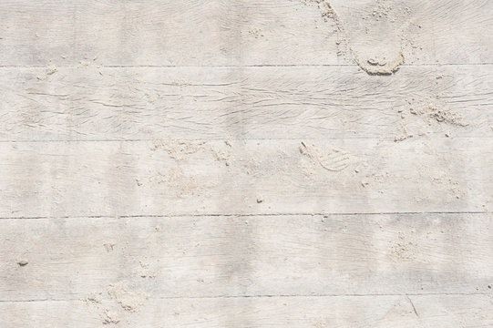 echtes Holz mit Strandsand als Hintergrund