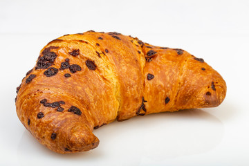 Cornetto al cioccolato con tazza di caffè