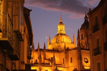 Fototapeta na wymiar Catedral de Segovia bajo las estrellas y la luna, por la noche