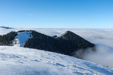 Obraz premium Vorderes und mittleres Hörnle im Wolkenmeer