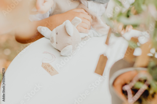 Peluche Dans Les Mains De Bebe Wall Mural Wallpaper Murals Lorabarra Peluche Dans Les Mains De Bebe Wall Mural Wallpaper Murals Lorabarra