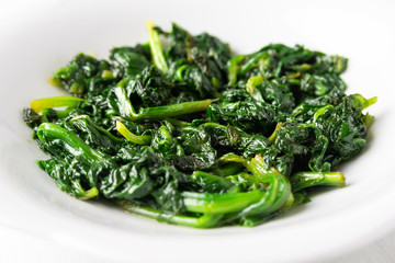 Piatto di spinaci cotti a vapore 
