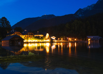 Obraz premium Hafen Königssee mit Lampen bei Nacht
