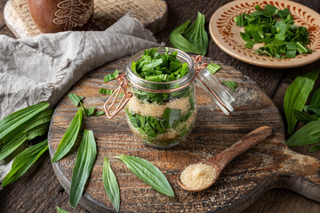 Preparation of ribwort plantain syrup against cough © Madeleine Steinbach