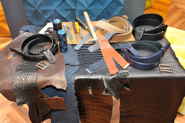 Ciabattino artigiano fabbrica a mano una scarpa da uomo -  made in Italy  - scarpe fatte a mano