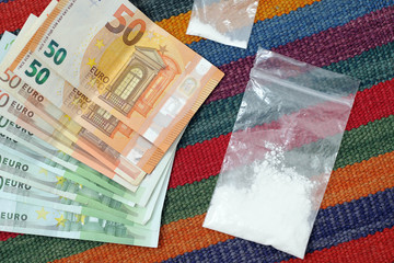 Aumento della dipendenza da droga cocaina - soldi euro e dollari - mercato internazionale di sostanze stupefacenti