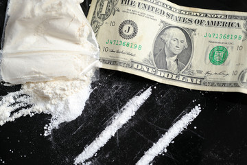 Aumento della dipendenza da droga cocaina - soldi euro e dollari - mercato internazionale di sostanze stupefacenti - obrazy, fototapety, plakaty