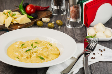 spinach and ricotta tortellini pouches with cream and mint leaf