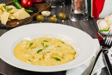 spinach and ricotta tortellini pouches with cream and mint leaf